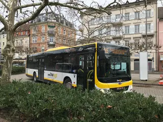 Ein Bus der Linie X45 fährt durch Baden-Baden. 