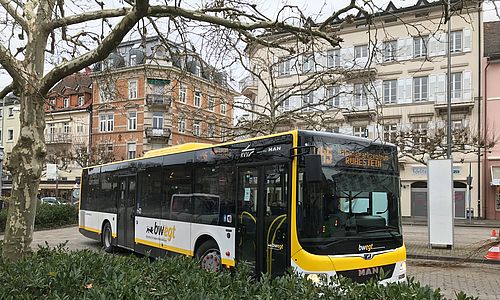 Ein Bus der Linie X45 in der Innenstadt von Baden-Baden