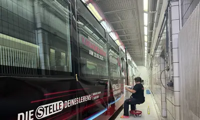 Die Folierung der VBK-Bahn wirbt für die Karaoke-Bahn am 19. September 2025.