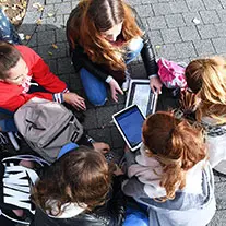 Kindergruppe mit Tablets