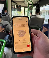 Eine Hand hält ein Handy auf dem der Swipe2Go mit der bislang verstrichenen Zeit anzeigt. 