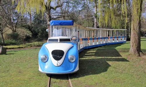 Die frisch restaurierte, blau-weiße Porsche-Lok der Karlsruher Schlossgartenbahn