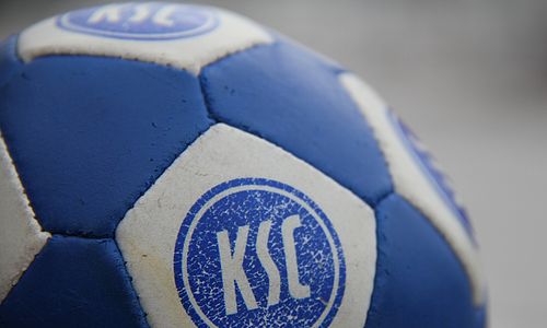 Ein blau-weißer Fußball mit KSC-Wappen