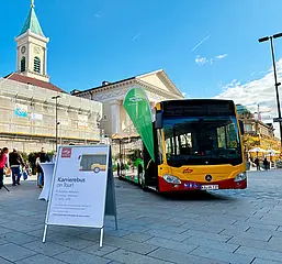 Karrierebus steht auf dem Karlsruher Marktplatz.