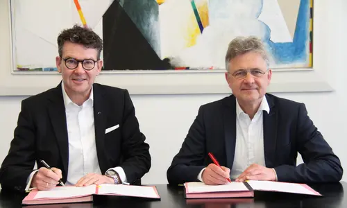 Das Foto zeigt Prof. Dr. Alexander Pischon (links) bei der Vertragsunterschrift im Karlsruher Rathaus. Neben im sitzt Karlsruhes Oberbürgermeister Dr. Frank Mentrup