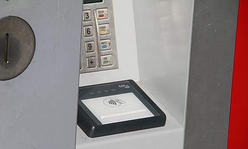 AVG und VBK rüsten Fahrscheinautomaten für kontaktloses Bezahlen aus