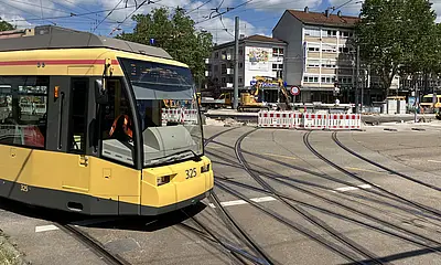 Vor der Baustelle am Entenfang biegt eine Bahn der Linie S2 nach rechts ab. 