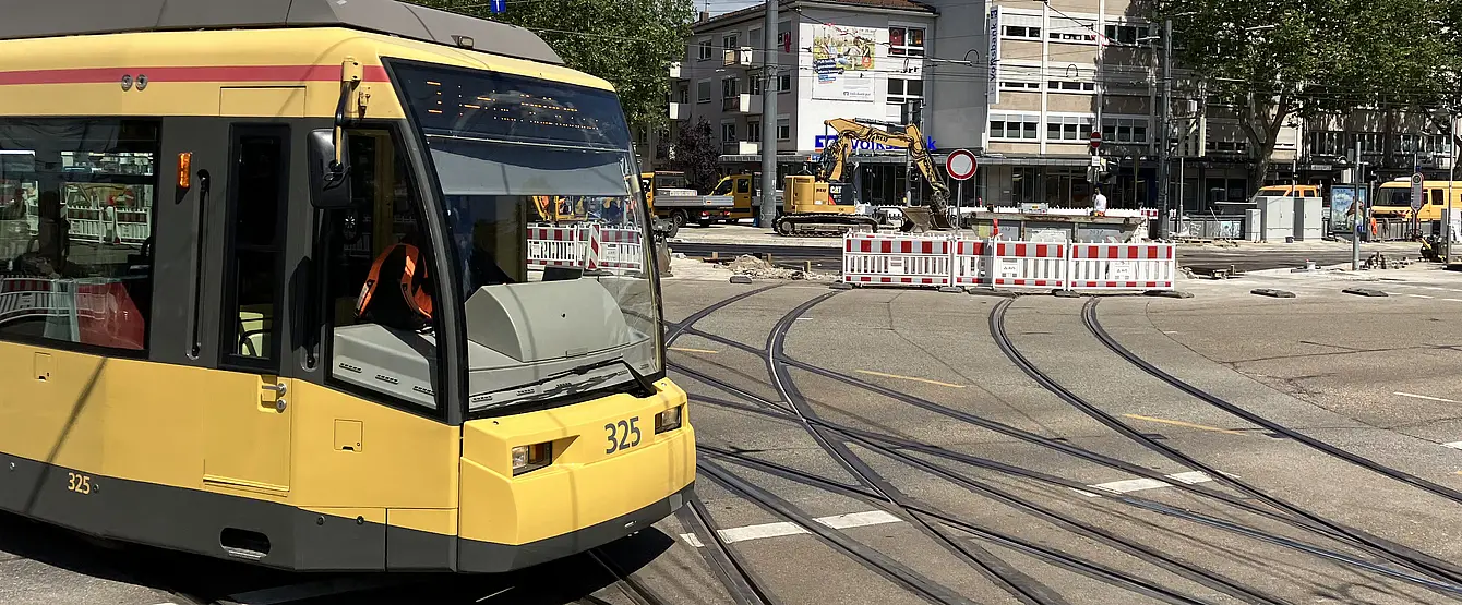 Vor der Baustelle am Entenfang biegt eine Bahn der Linie S2 nach rechts ab. 