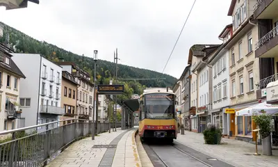 Die Stadtbahn S6 steht an der Haltestelle in der Innenstadt von Bad Wildbad. 