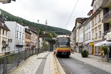 Eine Stadtbahn der Linie S6 fährt durch die Innenstadt von Bad Wildbad