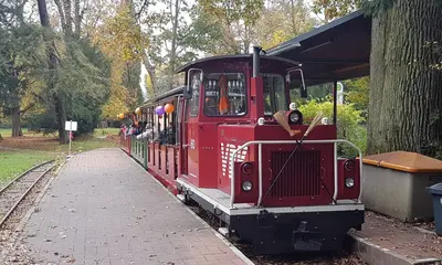 Ansicht der Schlossgartenbahn in dekorativer Halloween-Optik.