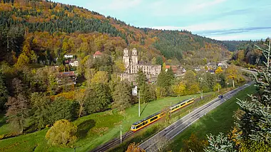 AVG-Freizeitexpress fährt durchs Albtal.