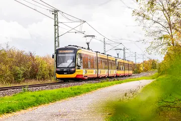 Eine AVG-Stadtbahn der Linie S1/S11 passiert einen Streckenabschnitt auf der Hardtbahn