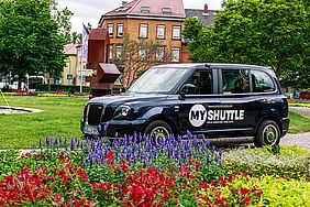 London-Taxi mit einer MyShuttle-Beklebung steht im Stadtpark in Ettlingen.