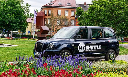 London-Taxi mit einer MyShuttle-Beklebung steht im Stadtpark in Ettlingen.