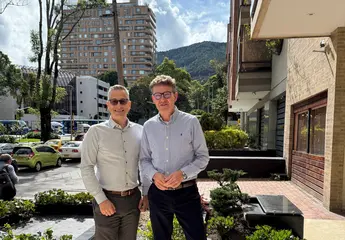 Der Karlsruher Nahverkehrschef Prof. Dr. Alexander Pischon (rechts) traf sich mit dem Geschäftsführer der deutsch-kolumbianischen Handelskammer, Mischa Groh, in Bogotá.