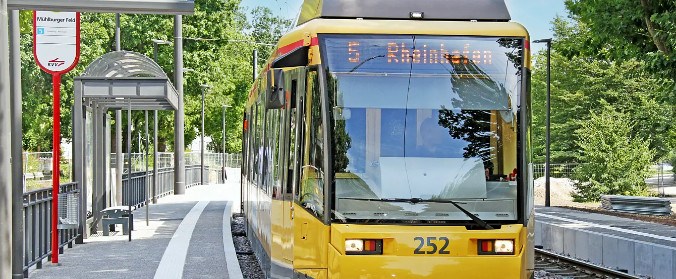 Tramlinie 5 in Richtung Rheinhafen an der Haltestelle Mühlburger Feld.