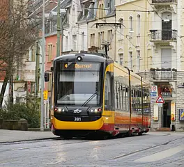 Die Tramlinie 4 fährt durch Karlsruhe. 