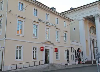 Das weinbrenner-haus am karlsruher Marktplatz mit dem KVV-Kundenzentrum