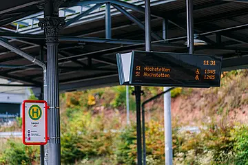 Ansicht eines Fahrgastinformationsanzeigers an einer Haltestelle.