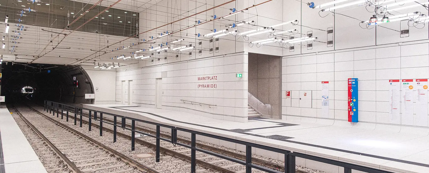 Leerer Bahnsteig an der Haltestelle Marktplatz im Stadtbahntunnel in Karlsruhe