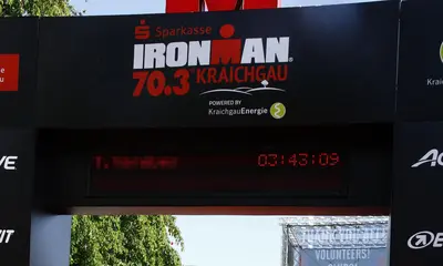 Ein Sportler überquert die Ziellinie beim Ironman Kraichgau