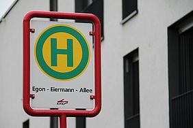 Straßenschild der Haltestelle Egon-Eiermann-Allee