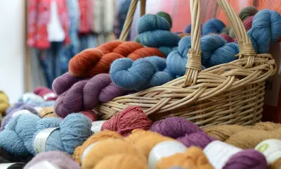 Auslage von Wolle für textile Handarbeiten bei der Messe "Nadelwelt"
