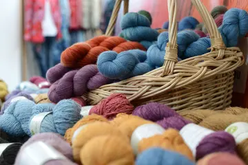 Auslage von Wolle für textile Handarbeiten bei der Messe "Nadelwelt"