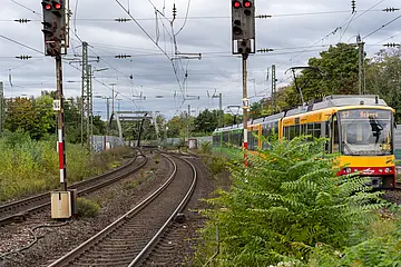 AVG-Stadtbahn fährt auf Gleisen.