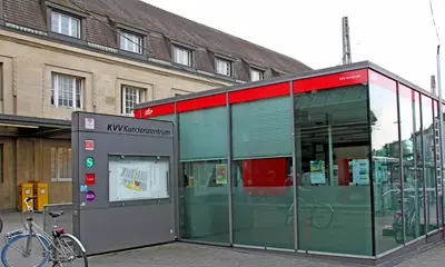 Das KVV-Kundenzentrum auf dem Vorplatz des Karlsruher Hauptbahnhofes. Daneben steht ein Fahrrad.