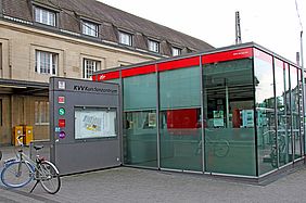 Aussenansicht des KVV-Kundentrums am Karlsruher Hauptbahnhof. Links steht ein Fahrrad.