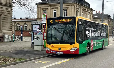 Ein Bus der Linie 42 an der Haltestelle Tullastraße/Alter Schlachthof