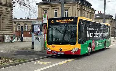 Ein Bus der Linie 42 an der Haltestelle Tullastraße/Alter Schlachthof
