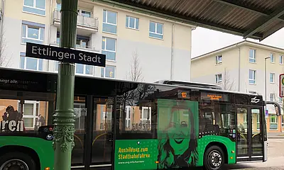 Seitliche Ansicht der VBK-Busses, der an der Haltestelle Ettlingen Stadt hält.