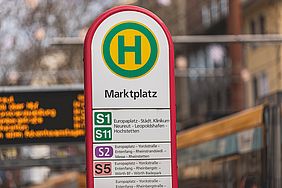Haltestellenschild am Karlsruher Marktplatz