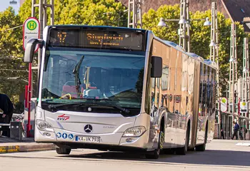 Ein Bus der Linie 47 fährt am Hauptbahnhof Vorplatz los. 