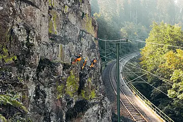 Männer seilen sich an einer Felswand im Murgtal ab. 