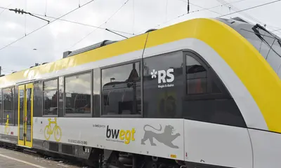 Weiß-Gelbe S-Bahn in einem Bahnhof