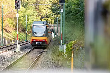 AVG-Stadtbahn fährt durch den Kraichgau. 