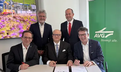 Christian Höglmeier, OB Dr. Frank Mentrup, JUDR. Zdeněk Šponar, Landesrat Petr Borecký und Prof. Dr. Pischon (von links) haben an diesem Freitag den Letter of Intent in Karlsruhe neben einem grün-farbenen Banner auf in weißen Lettern AVG steht, unterzeichnet.