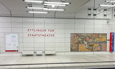 Sitzbänke am Bahnsteig der Haltestelle Ettlinger Tor im Karlsruher Stadbahntunnel. Rechts von den Bänken befindet sich ein "Genesis"-Kustwerk des Künstlers Markus Lüpertz