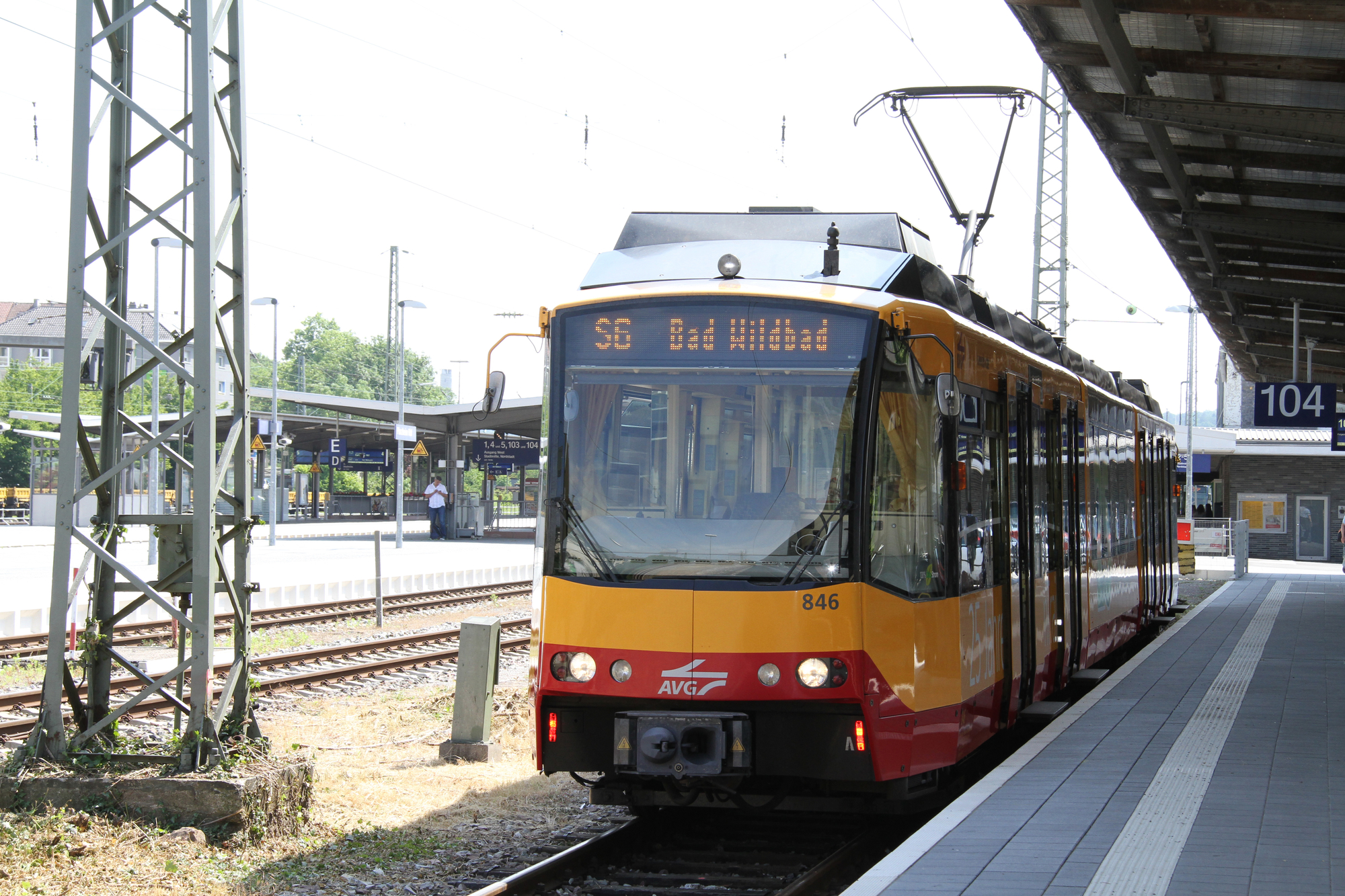 Stadtbahn der Linie S6 im Bahnhof Pforzheim