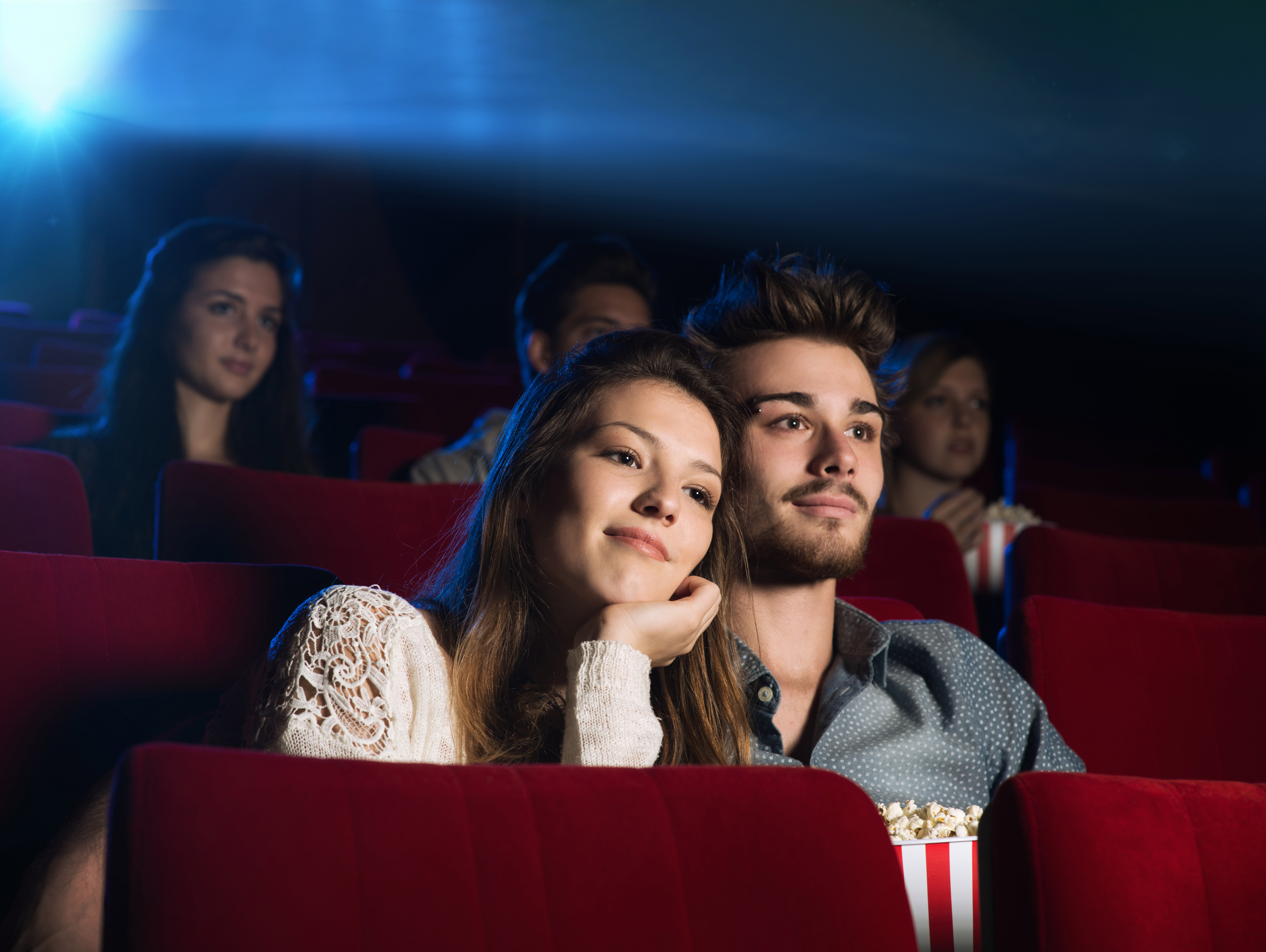 Eine Frau und ein Mann sitzen in einem Kinosaal