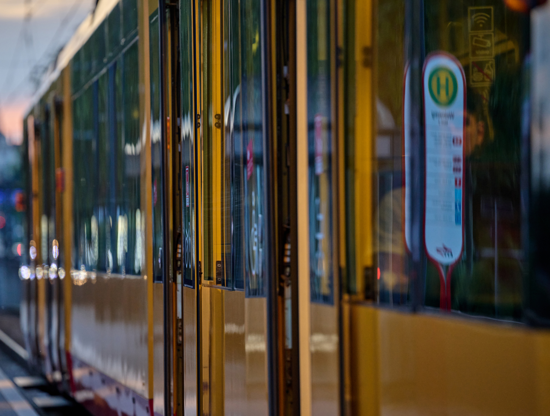 Seitenansicht einer AVG-Stadtbahn mit geöffneten Türen an einer Haltestelle