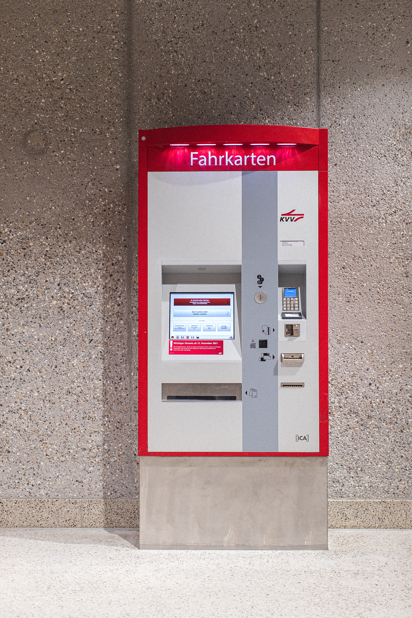 Ein Fahrkartenautomat auf der Zwischenebene im Karlsruher Stadtbahntunnel