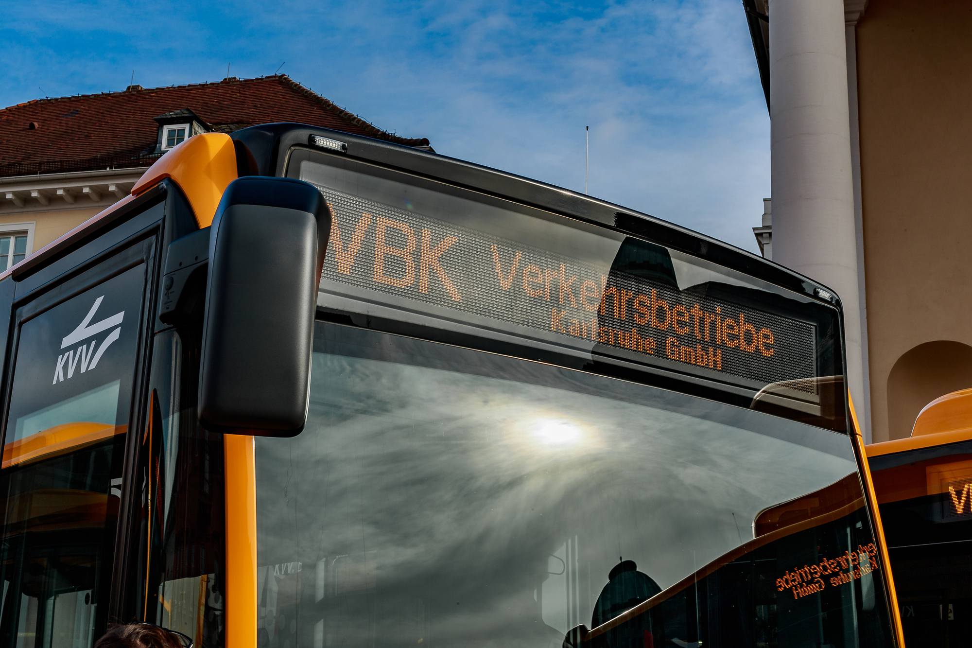 Zielfilmanzeiger an einem Bus der Verkehrsbetriebe Karlsruhe